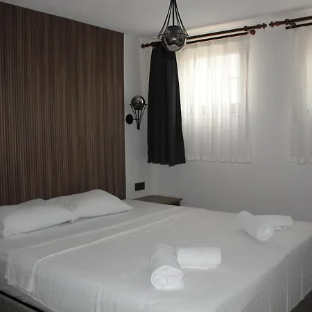Hotel Tinos & Bag Evi 12 Yas Uestue